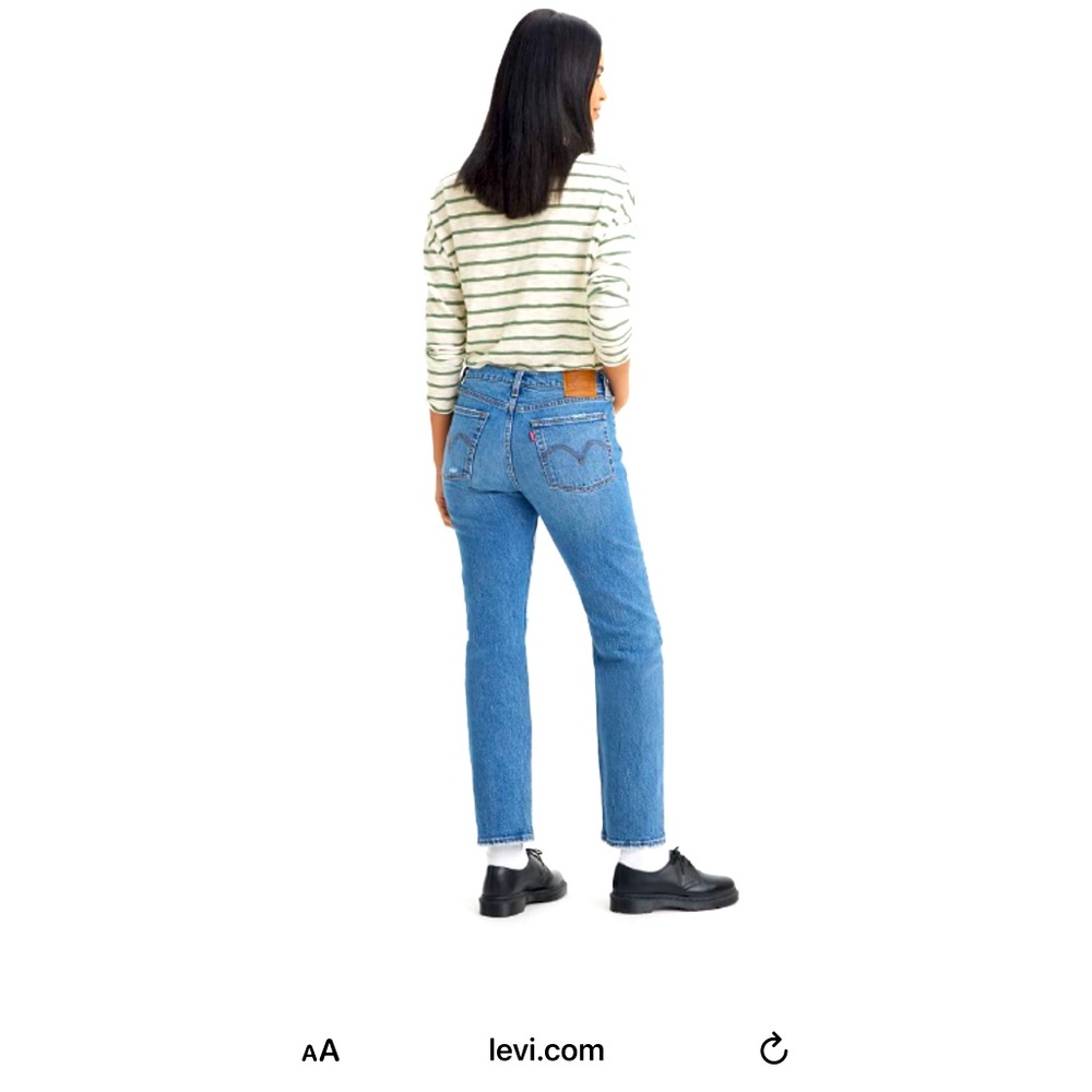 Levi’s Premiun Denim, Wedgie Straight size W27 L26. Medium wash cropped length.